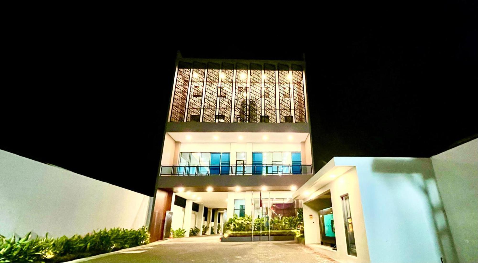 Front One Hotel Gombong Gombong  Kültér fotó