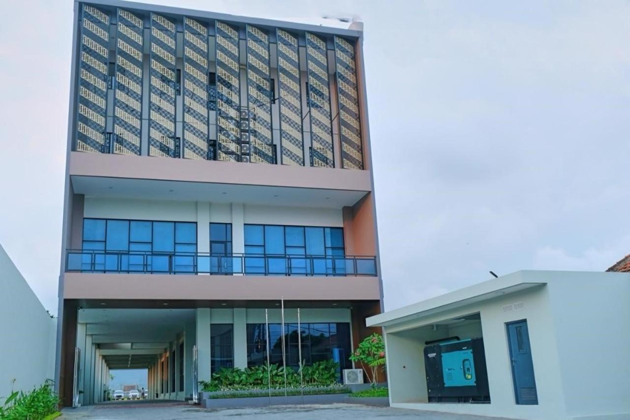 Front One Hotel Gombong Gombong  Kültér fotó